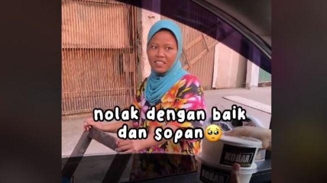 Salut! Diberi Makanan Gratis, Seorang Ibu Menolak dengan Alasan Ini