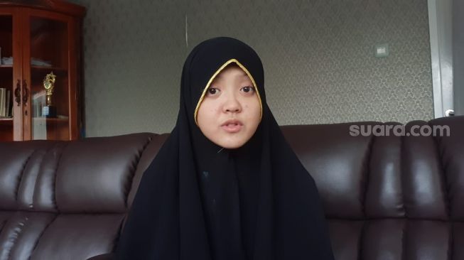 Khadijah alias Theresa Rosa, gadis yang menjadi mualaf saat ditemui di Pesantren Pembinaan Mualaf Yayasan An-Naba Center Indonesia, Ciputat, Kota Tangerang Selatan (Tangsel). [SuaraJakarta.id/Wivy Hikmatullah]