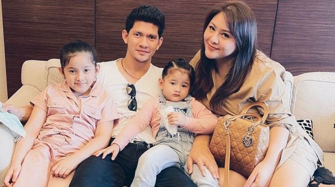 Iko Uwais bersama Audy Item dan dua putrinya. [Instagram]