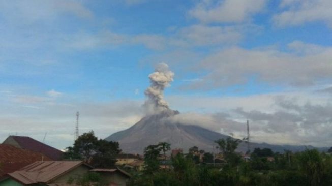 Erupsi Lagi, Gunung Sinabung Semburkan Abu Vulkanik Setinggi 1.000 Meter