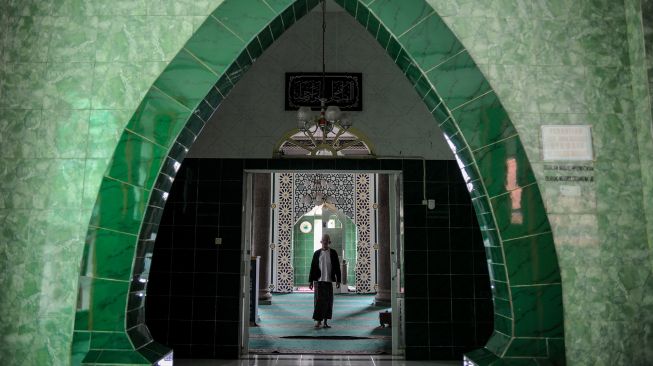 Pengurus DKM beraktivitas di dalam Masjid Baiturrohmah, Cimahi, Jawa Barat, Selasa (27/4/2021).  ANTARA FOTO/Raisan Al Farisi