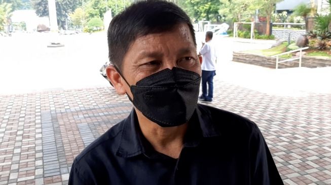 Direktur Persija, Ferry Paulus saat ditemui di Gedung Kemenpora, Senayan, Jakarta, Rabu (27/4/2021). (Suara.com/Adie Prasetyo Nugraha).