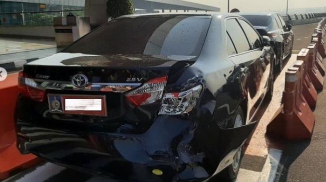 Kondisi Toyota Camry usai ditabrak mobil dinas (Instagram)