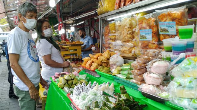 Warga meemilih takjil untuk berbuka puasa di Food Street Kramat di Kawasan Senen, Jakarta Pusat, Selasa (27/4/2021). [Suara.com/Alfian Winanto]