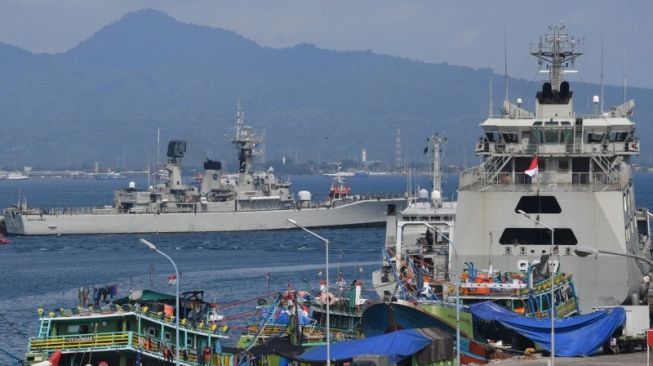 Sejumlah Kapal Perang TNI AL Kibarkan Bendera Setengah Tiang