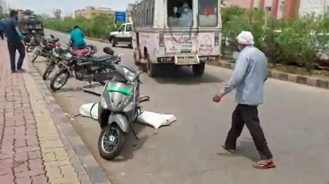 Sopir Nikung Terlalu Tajam, Jenazah Korban Covid-19 Terlempar dari Ambulans