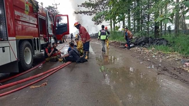 Alat Berat Akan Diturunkan Untuk Bantu Padamkan Api di Gunung Putri Bogor