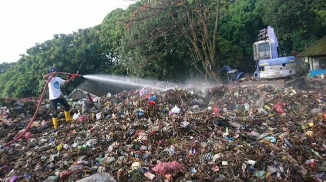 Setelah TPA Suwung, Kini TPA Mandung Keluarkan Asap Mengepul