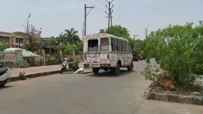 Jenazah korban Covid-19 jatuh dari ambulans. (Tangkap layar India Today)