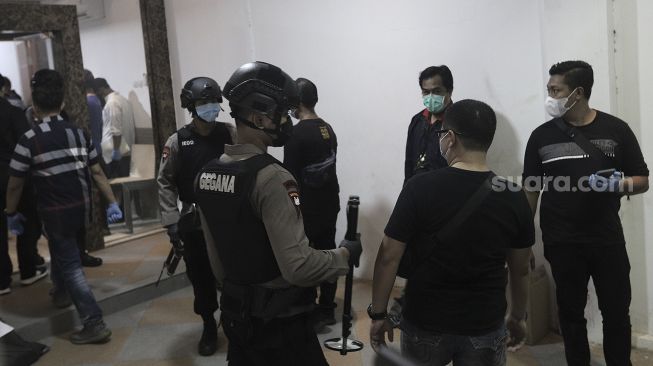 Tim Densus 88 Antiteror melakukan penggeledahan di bekas markas Front Pembela Islam (FPI), Petamburan, Jakarta, Selasa (27/4/2021) malam. [Suara.com/Angga Budhiyanto]