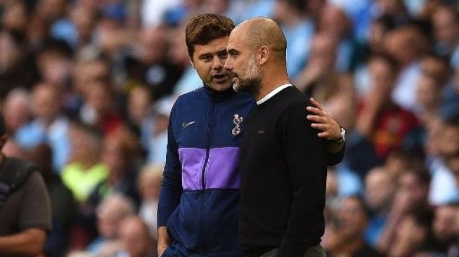 Josep Guardiola dan Mauricio Pochettino berbincang dalam di tengah pertandingan Liga Premier Inggris pada 19 Agustus 2019 di Etihad Stadium. [AFP]