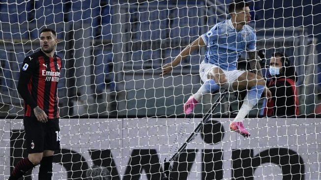 Penyerang Lazio Joaquin Correa (kanan) melakukan selebrasi setelah mencetak gol elama pertandingan sepak bola Serie A Italia antara Lazio melawan AC Milan di Stadion Olimpico, Selasa (27/4/2021) dini hari WIB.Filippo MONTEFORTE / AFP