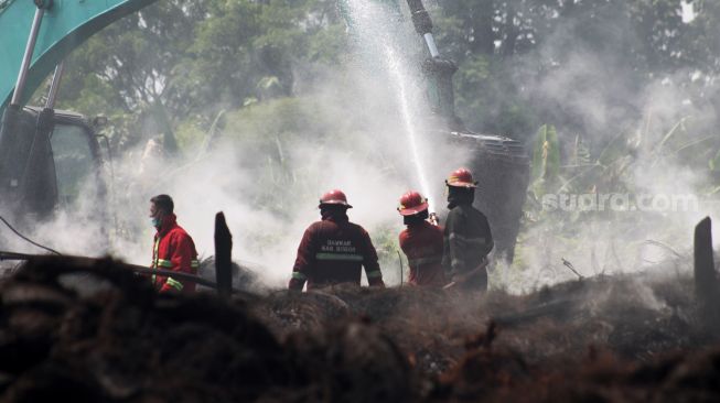 Warga Mengeluh Imbas Kebakaran Tak Kunjung Selesai di Gunung Putri