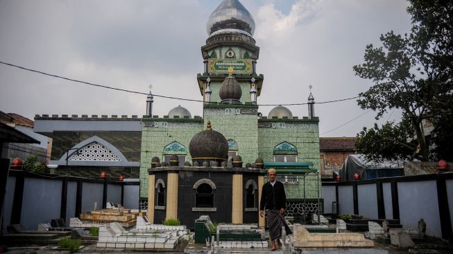 Pengurus DKM berada di kompleks Masjid Baiturrohmah, Cimahi, Jawa Barat, Selasa (27/4/2021).  ANTARA FOTO/Raisan Al Farisi
