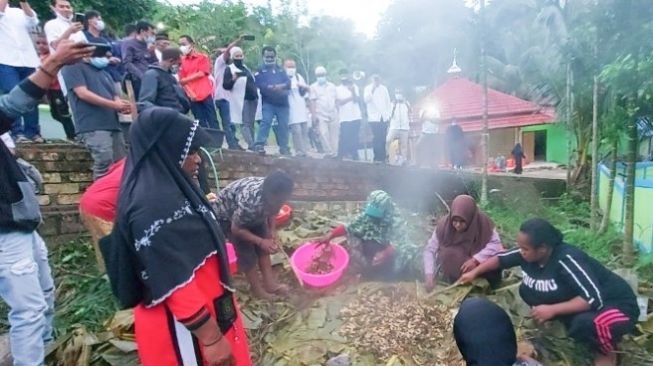 Umat Muslim di Papua Buka Puasa Dengan Menggelar Acara Bakar Batu