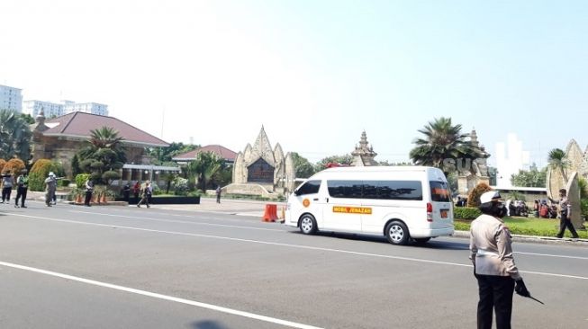 Pemakaman jenazah Kabinda Papua, Brigjen TNI I Gusti Putu Danny Karya Nugraha yang berlangsung di TMP Kalibata, Jaksel dijaga ketat aparat. (Suara.com/Arga)