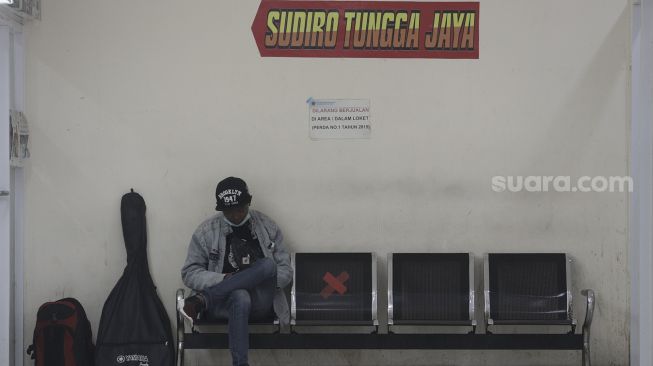 Calon penumpang menunggu kedatangan bus di Terminal Pulo Gebang, Jakarta Timur, Selasa (27/4/2021). [Suara.com/Angga Budhiyanto]