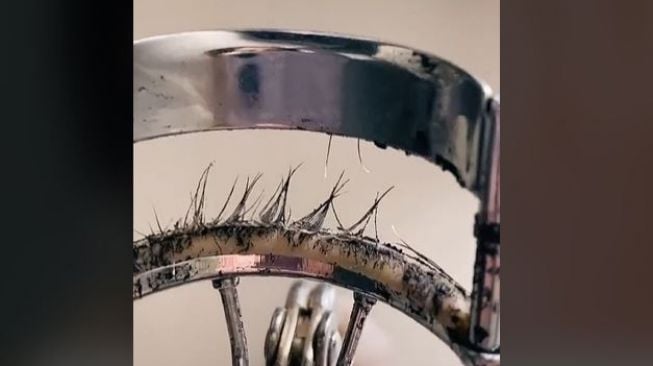 Buru-buru Pakai Eyelash Curler, Wanita Ini Malah Apes Kehilangan Bulu Mata