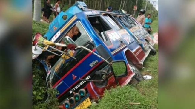 Detik-detik Bus Masuk Parit Usai Tabrak Truk di Sumut