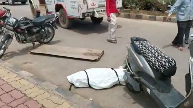 Jenazah korban Covid-19 jatuh dari ambulans. (Tangkap layar India Today)