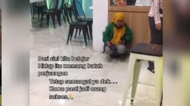 Bocah berjaket ojol antre sambil berjongkok (instagram.com/@video_medsos)