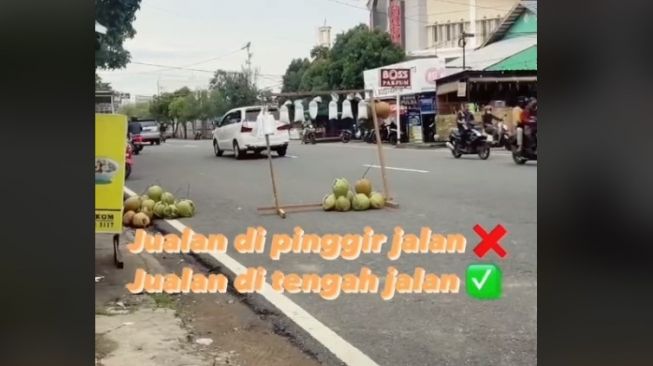 Cara unik penjual kelapa muda menjajakan barang dagangannya, namun menjadi sorotan (TikTok)