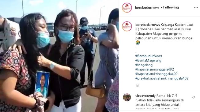 Keluarga Kapten Yohanes Heri Santoso tabur bunga di pelabuhan (instagram.com/@borobudurnews)