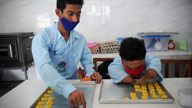 Siswa disabilitas menyelesaikan produksi kue kering saat pelatihan pembuatan kue lebaran bagi disabilitas di Panti Sosial Rehabilitasi Penyandang Disabilitas, Dinas Sosial Provinsi Jawa Barat di Cimahi, Jawa Barat, Rabu (28/4/2021). ANTARA FOTO/Raisan Al Farisi