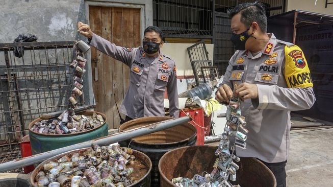 Kapolres Batang AKBP Edwin Louis Sengka (kanan) memeriksa barang bukti petasan yang disita di Mapolres Batang, Jawa Tengah, Rabu (28/4/2021).  ANTARA FOTO/Harviyan Perdana Putra