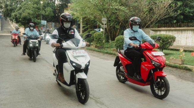 Best 5 Oto: Ridwan Kamil Kenalkan Sepeda Motor Listrik Konversi, Honda Prototipe Melantai