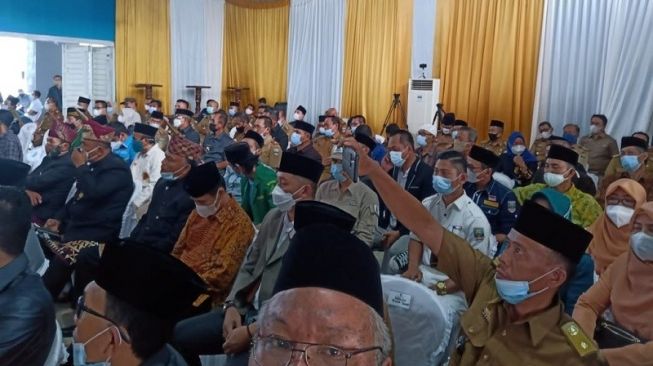 Sertijab Bupati Pesisir Barat Langgar Prokes, Massa Penuh Tak Jaga Jarak