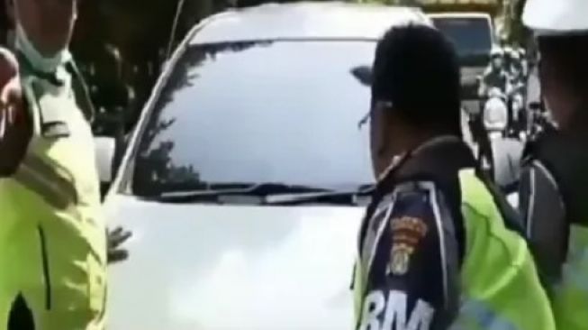 Viral Penunggang Xenia Nekat Terobos Hadangan Aparat, Diduga Ngotot Mudik