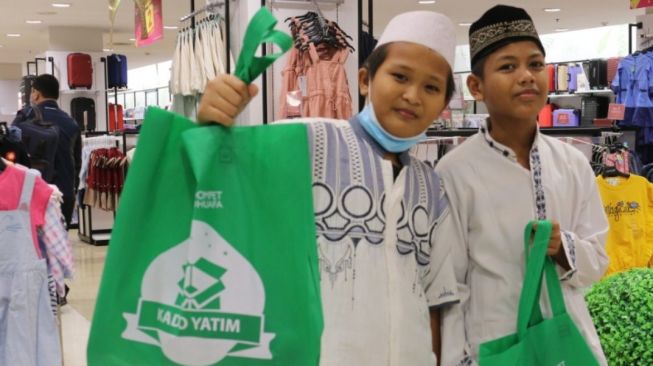 Muliakan Yatim, Dompet Dhuafa Ajak Mereka Belanja Kebutuhan Lebaran