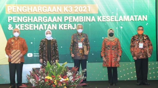 Menaker Ida Fauziyah dalam acara Penghargaan K3 2021. (Dok. Kemnaker)