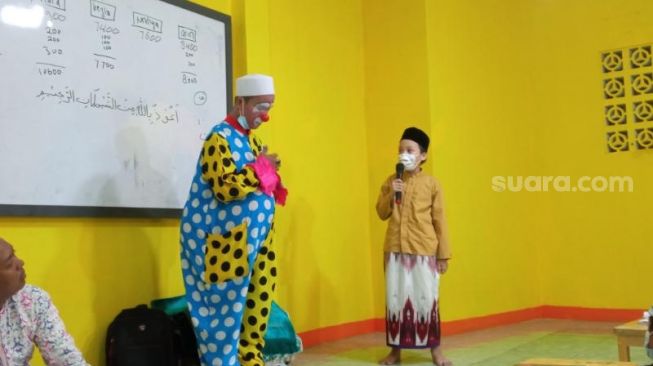 Kisah Ustaz di Pinang Tangerang, Ikhlas Jadi Badut Demi Ajarkan Bocah Ngaji