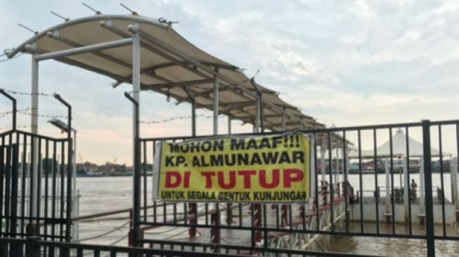 Informasi jika Kampung Arab Almunawar tutup kunjungan [Fitria/Suara.com]