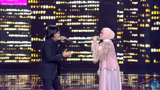 Mulan Jameela nyanyi di depan Maia Estianty. [YouTube/Indonesian Idol]