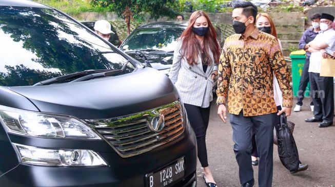 Penyanyi Aura Kasih saat tiba di pengadilan untuk menjalani sidang perceraian dengan Eryck Amaral di Pengadilan Agama Jakarta Selatan, Rabu (28/4/2021). [Suara.com/Alfian Winanto]