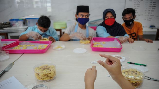 Siswa disabilitas menyelesaikan produksi kue kering saat pelatihan pembuatan kue lebaran bagi disabilitas di Panti Sosial Rehabilitasi Penyandang Disabilitas, Dinas Sosial Provinsi Jawa Barat di Cimahi, Jawa Barat, Rabu (28/4/2021). ANTARA FOTO/Raisan Al Farisi