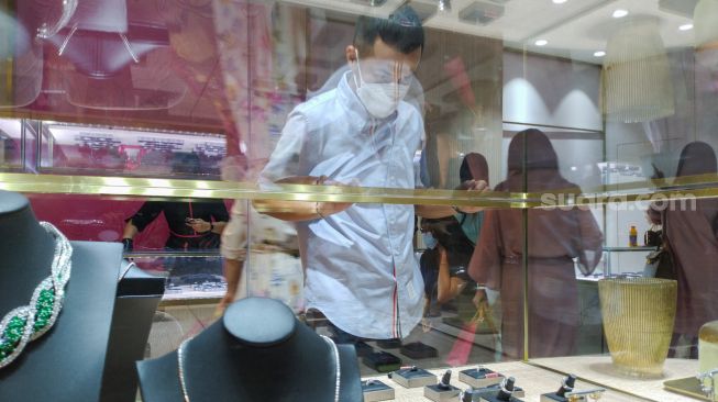 Aktor Herjunot Ali saat peluncuran produk perhiasan miliknya di Pondok Indah Mall, Jakarta Selatan, Rabu (28/4/2021). [Suara.com/Alfian Winanto]