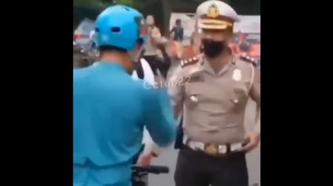 Viral Ribut Antara Rombongan Pesepeda dengan Aparat, Publik Dibikin Geram