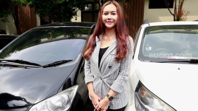 Penyanyi Aura Kasih saat ditemui di Pengadilan Agama Jakarta Selatan, Rabu (28/4/2021). [Suara.com/Alfian Winanto]