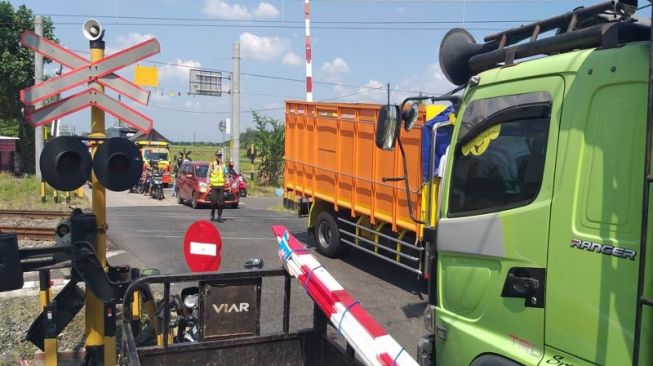 Diduga Melamun dan Tabrak Pintu Perlintasan KA, Pria Ini Berakhir Ngenes