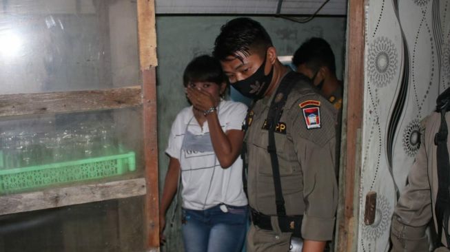 Gerebek Tempat Karaoke, Satpol PP Padang Tangkap 4 Wanita Pemandu Lagu