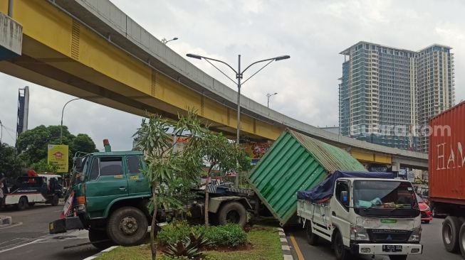 Rem Blong, Truk Kontainer di Bekasi Tabrak Pembatas Jalan