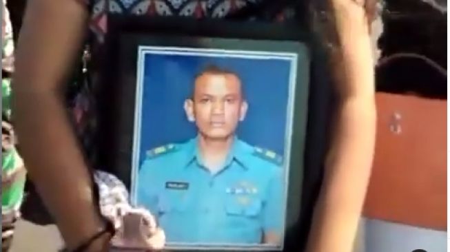 Keluarga Kapten Heri Santoso Tabur Bunga di Pelabuhan: Selamat Jalan Kapten