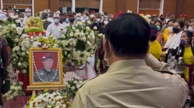 Momen Prabowo Beri Penghormatan Terakhir ke Kabinda Papua yang Ditembak KKB