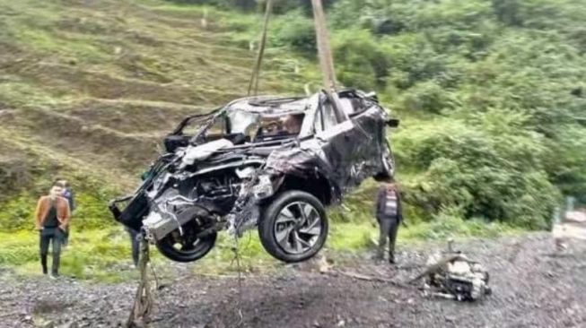 Potret Mobil Jatuh dari Ketinggian 300 Meter, Kondisi Penumpang Bikin Kaget