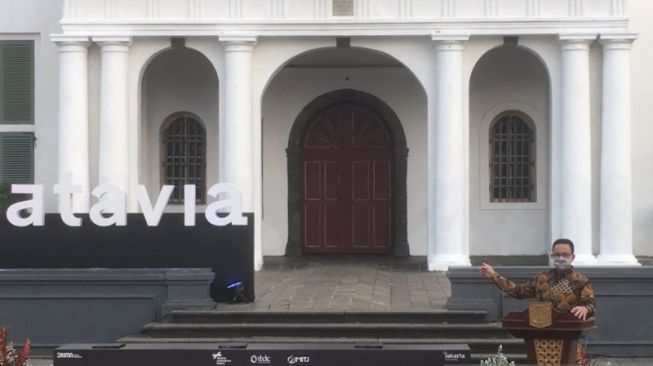 Gubernur DKI Jakarta Anies Baswedan menunjuk ke arah tulisan Batavia di halaman Museum Fatahillah, Kota Tua, Jakarta, Rabu (28/4/2021). [ANTARA/Abdu Faisal]