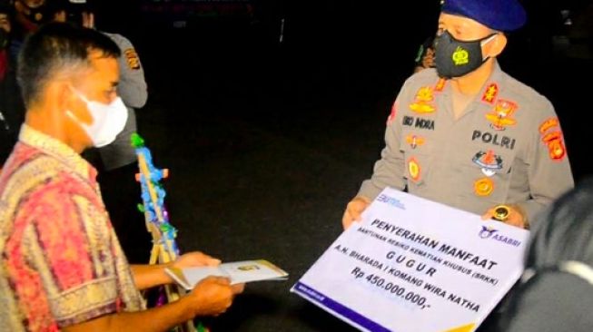 Kapolda Beri Santunan  Rp 450 Juta pada Keluarga Bharatu I Komang Wira